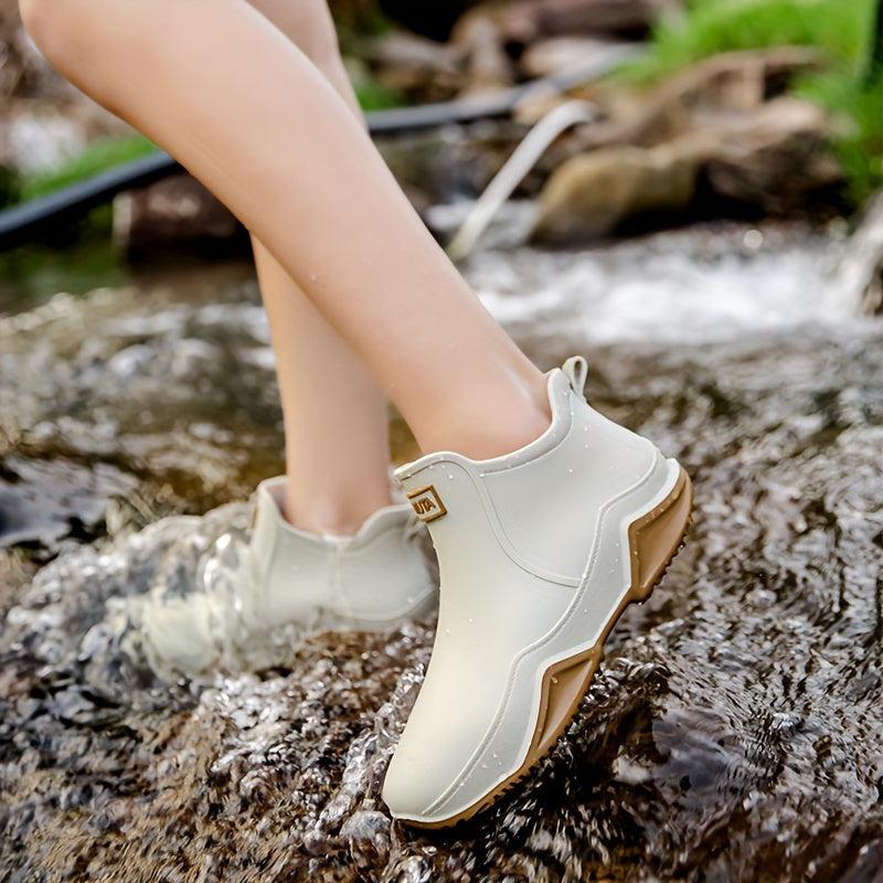 Stilvolle Damen-Regenstiefel, wasserdicht, minimalistisches Design, Slip-On-Stil, ideal für regnerische Tage.