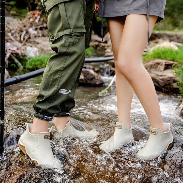 Stilvolle Damen-Regenstiefel, wasserdicht, minimalistisches Design, Slip-On-Stil, ideal für regnerische Tage.