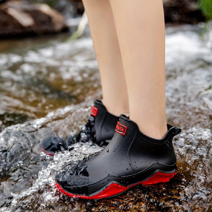 Stilvolle Damen-Regenstiefel, wasserdicht, minimalistisches Design, Slip-On-Stil, ideal für regnerische Tage.