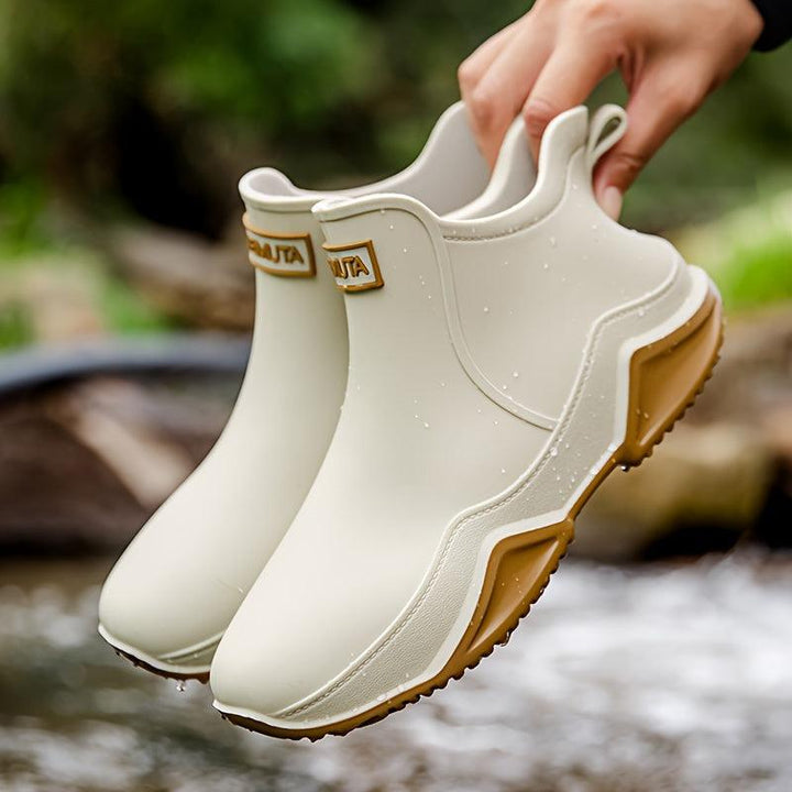 Stilvolle Damen-Regenstiefel, wasserdicht, minimalistisches Design, Slip-On-Stil, ideal für regnerische Tage.
