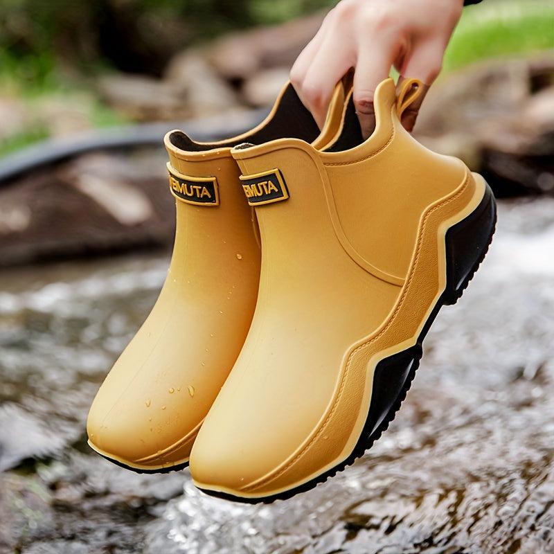 Stilvolle Damen-Regenstiefel, wasserdicht, minimalistisches Design, Slip-On-Stil, ideal für regnerische Tage.