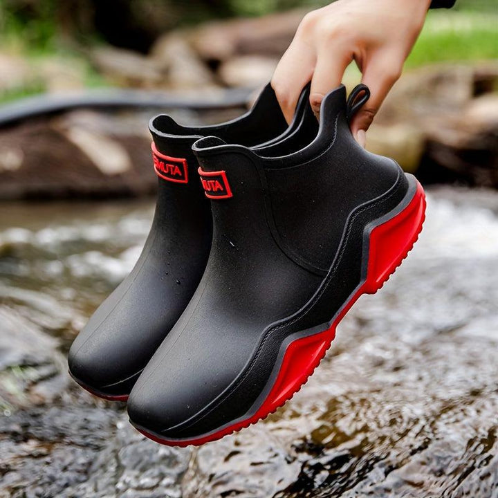 Stilvolle Damen-Regenstiefel, wasserdicht, minimalistisches Design, Slip-On-Stil, ideal für regnerische Tage.