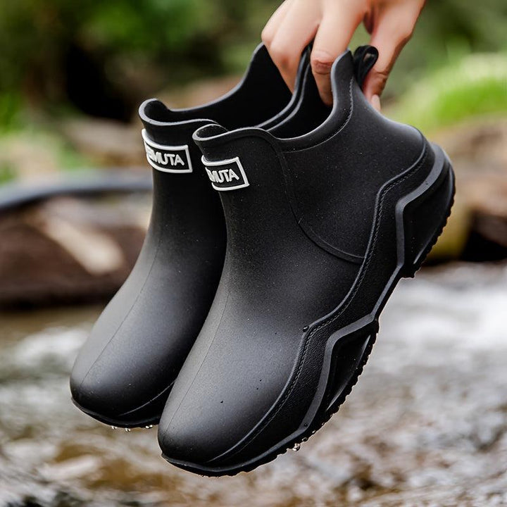 Stilvolle Damen-Regenstiefel, wasserdicht, minimalistisches Design, Slip-On-Stil, ideal für regnerische Tage.