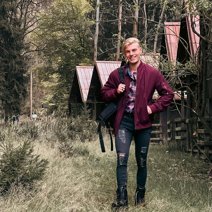 Stilvolle Herren-Bomberjacke in Schwarz, leicht und winddicht, mit klassischem Schnitt und modernen Details, vielseitig einse