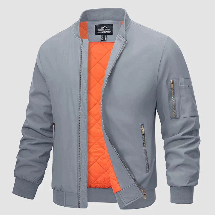 Stilvolle Herren-Bomberjacke in Schwarz, leicht und winddicht, mit klassischem Schnitt und modernen Details, vielseitig einse