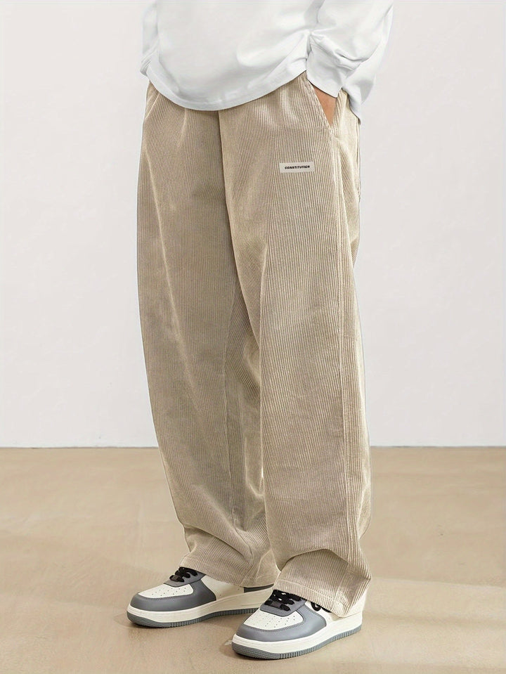 "Stilvolle Herren Cordhose in Beige, Regular Fit, aus Baumwolle mit praktischen Taschen für Business und Freizeit."