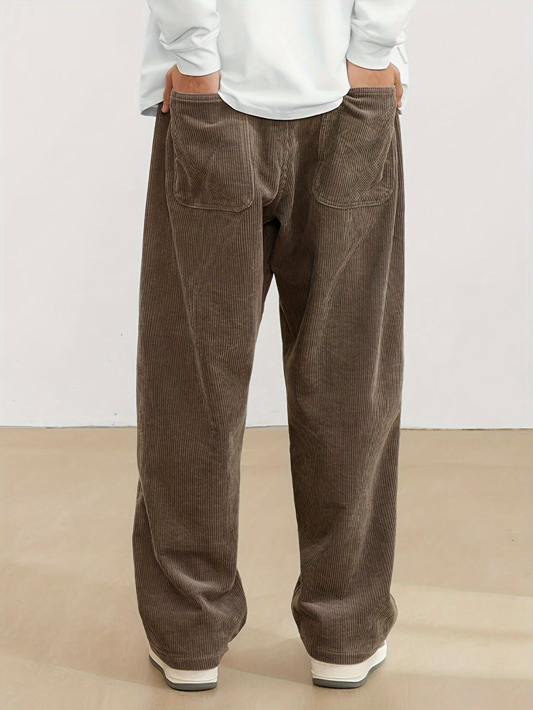 "Stilvolle Herren Cordhose in Beige, Regular Fit, aus Baumwolle mit praktischen Taschen für Business und Freizeit."