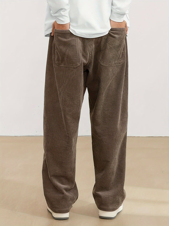 "Stilvolle Herren Cordhose in Beige, Regular Fit, aus Baumwolle mit praktischen Taschen für Business und Freizeit."