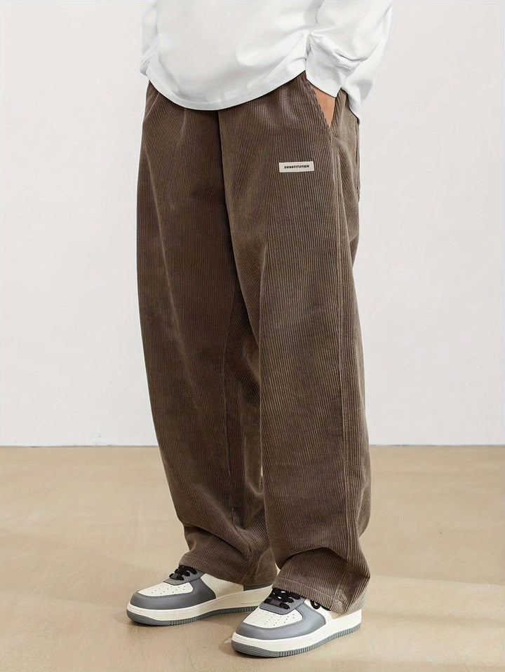 "Stilvolle Herren Cordhose in Beige, Regular Fit, aus Baumwolle mit praktischen Taschen für Business und Freizeit."