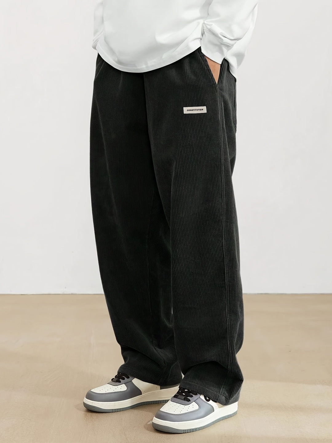 "Stilvolle Herren Cordhose in Beige, Regular Fit, aus Baumwolle mit praktischen Taschen für Business und Freizeit."