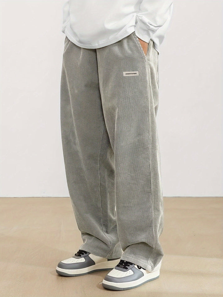 "Stilvolle Herren Cordhose in Beige, Regular Fit, aus Baumwolle mit praktischen Taschen für Business und Freizeit."