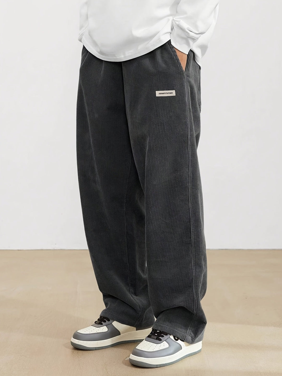 "Stilvolle Herren Cordhose in Beige, Regular Fit, aus Baumwolle mit praktischen Taschen für Business und Freizeit."