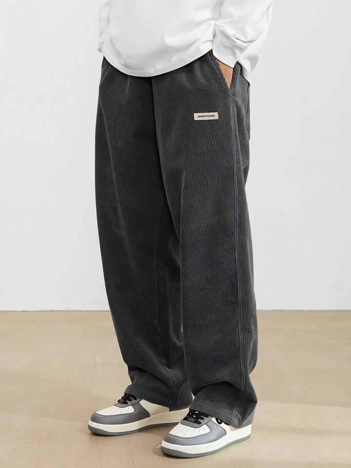 "Stilvolle Herren Cordhose in Beige, Regular Fit, aus Baumwolle mit praktischen Taschen für Business und Freizeit."