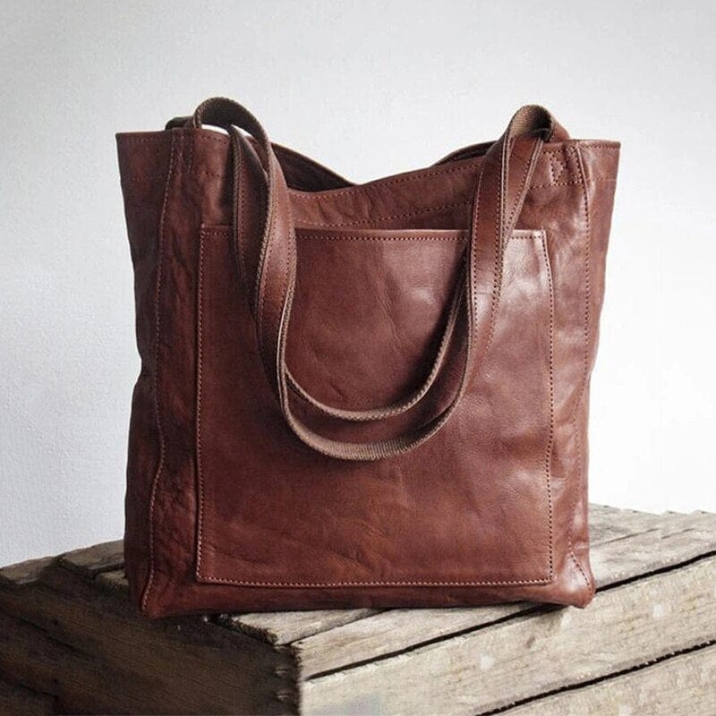 "Stilvolle Unisex Ledertasche vegan, braun, zeigt elegantes und funktionales Design von vorne"