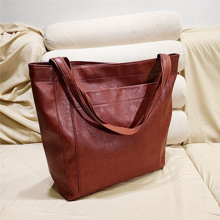 "Stilvolle Unisex Ledertasche vegan, braun, zeigt elegantes und funktionales Design von vorne"