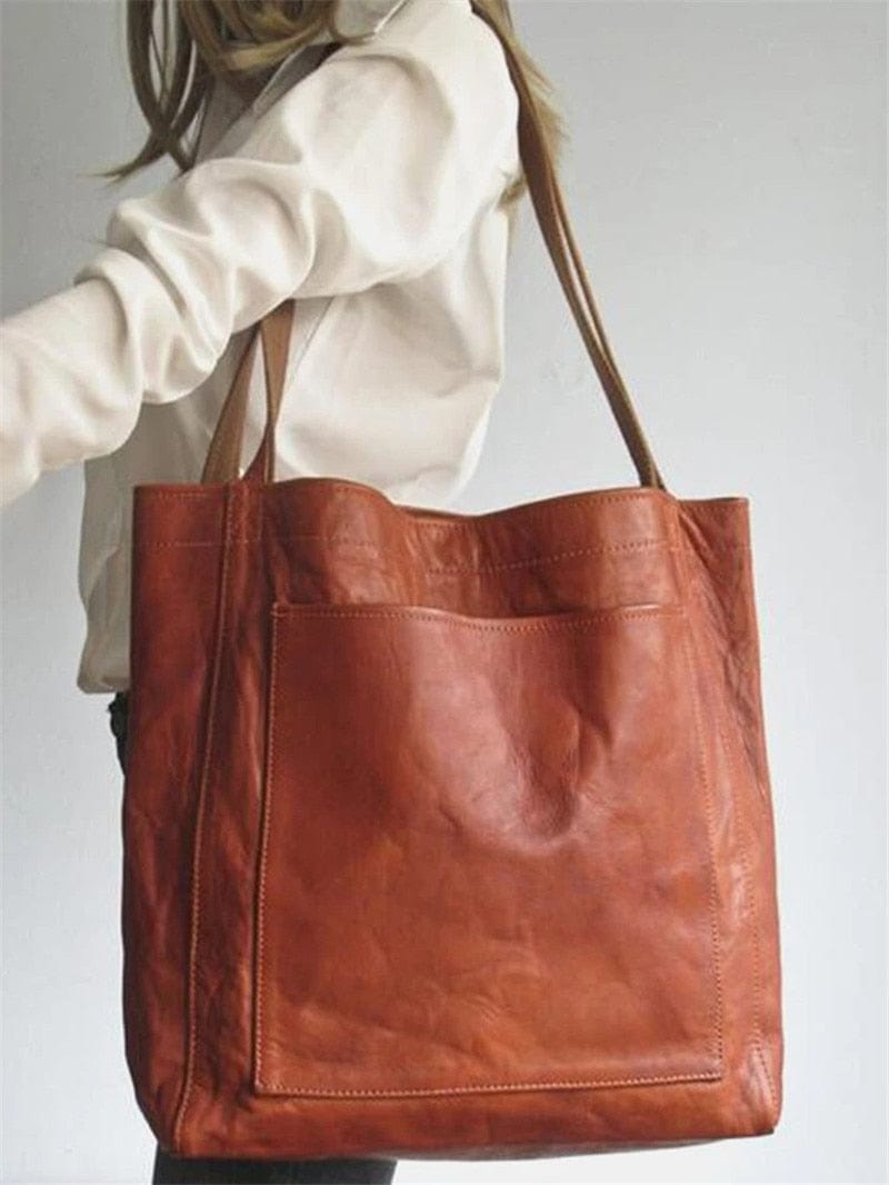 "Stilvolle Unisex Ledertasche vegan, braun, zeigt elegantes und funktionales Design von vorne"