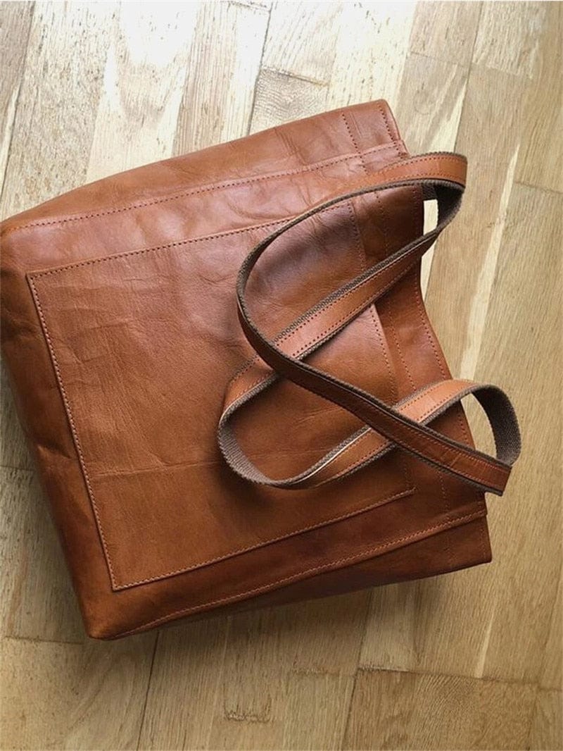 "Stilvolle Unisex Ledertasche vegan, braun, zeigt elegantes und funktionales Design von vorne"