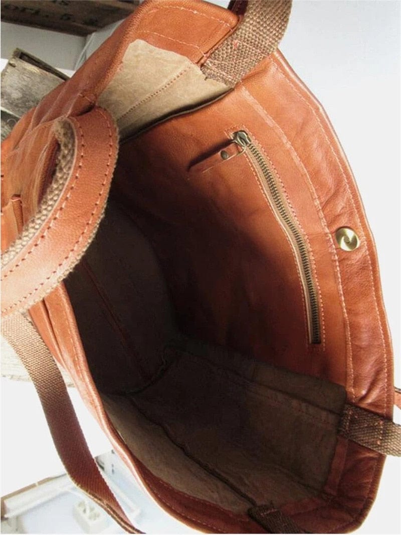 "Stilvolle Unisex Ledertasche vegan, braun, zeigt elegantes und funktionales Design von vorne"