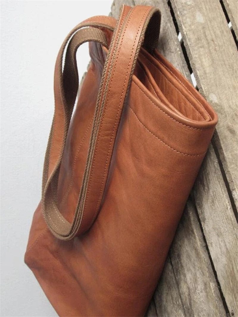 "Stilvolle Unisex Ledertasche vegan, braun, zeigt elegantes und funktionales Design von vorne"