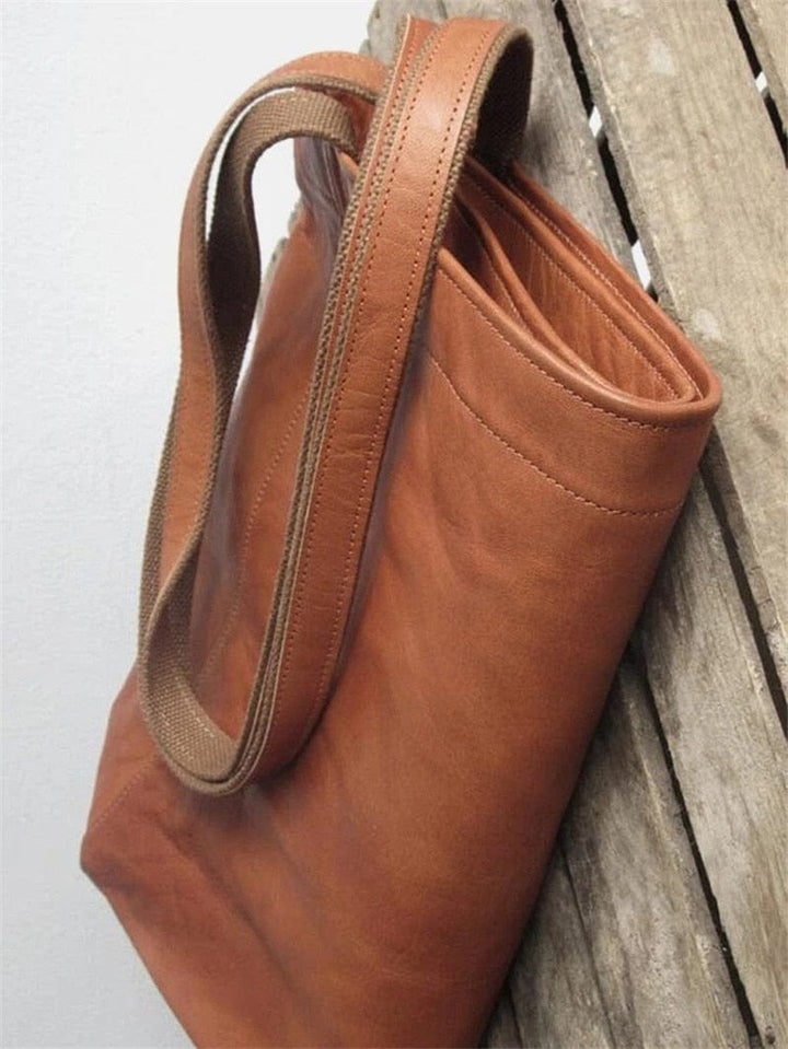 "Stilvolle Unisex Ledertasche vegan, braun, zeigt elegantes und funktionales Design von vorne"