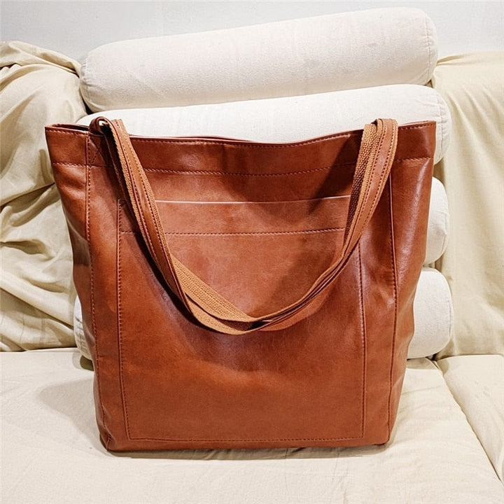 "Stilvolle Unisex Ledertasche vegan, braun, zeigt elegantes und funktionales Design von vorne"