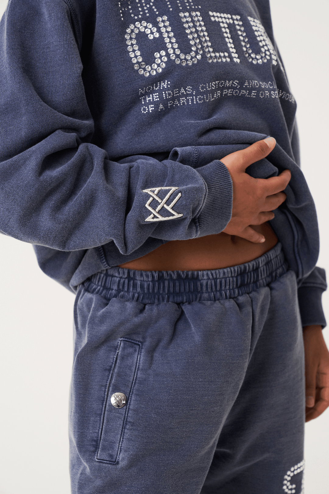 Stilvoller Kapuzenpullover für Damen, vielseitig, zeitloses Design, ideal für jede Jahreszeit, gemustert und bequem.