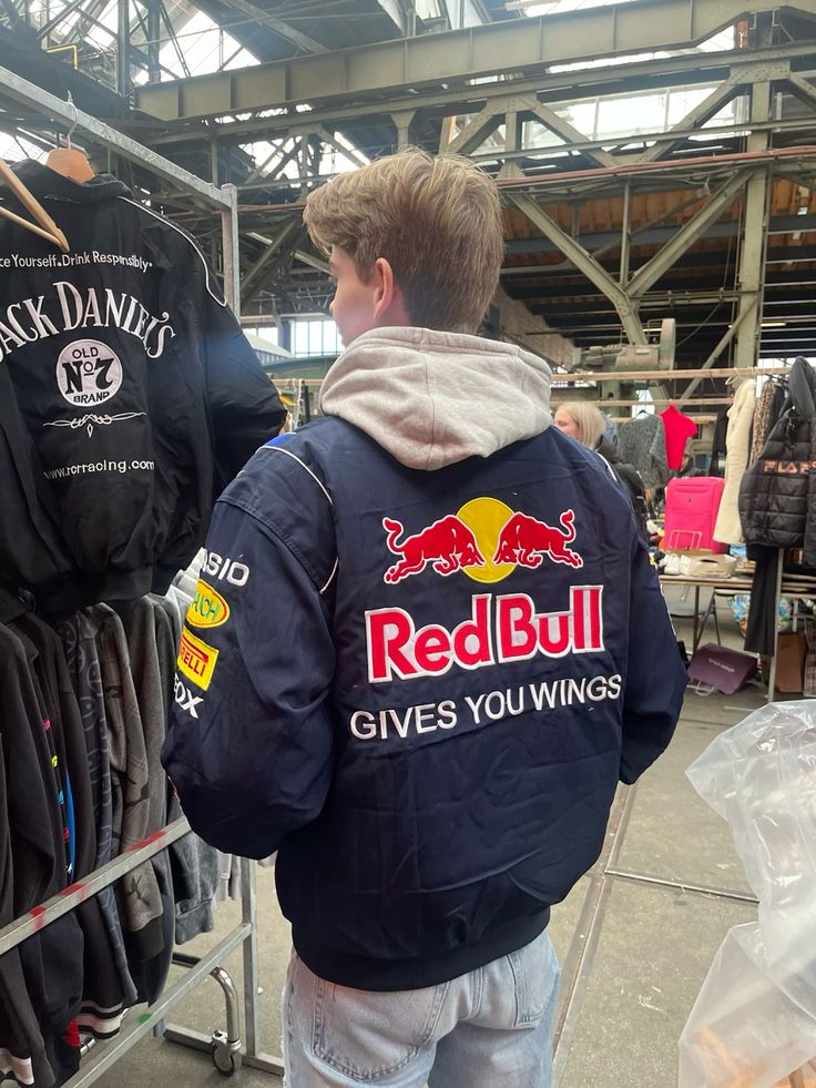 "Stylische rote Damenjacke im sportlichen Design mit markantem Logo, vielseitig kombinierbar und komfortabel."