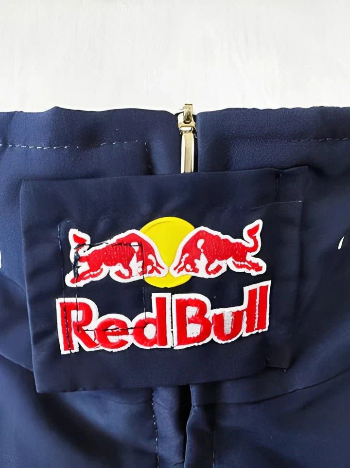 "Stylische rote Damenjacke im sportlichen Design mit markantem Logo, vielseitig kombinierbar und komfortabel."