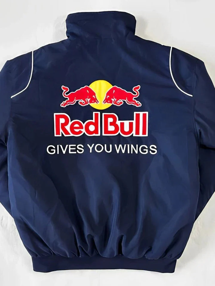 "Stylische rote Damenjacke im sportlichen Design mit markantem Logo, vielseitig kombinierbar und komfortabel."