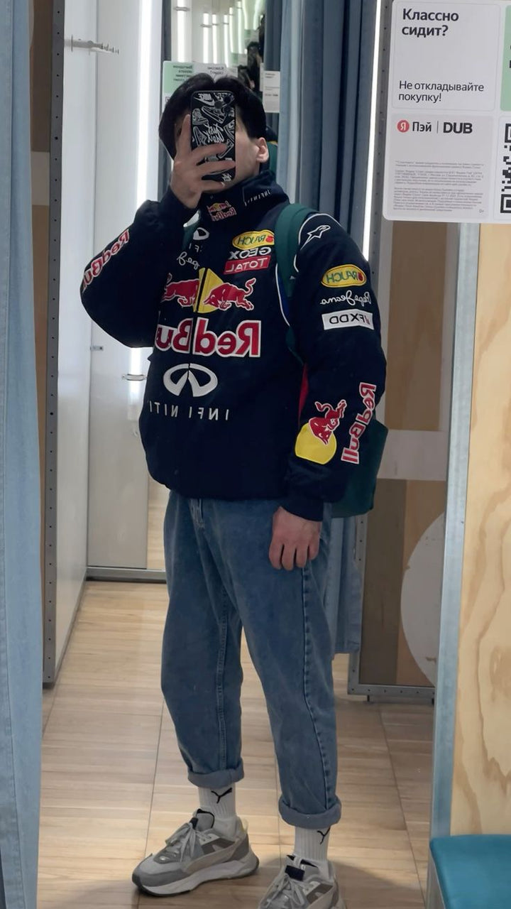 "Stylische rote Damenjacke im sportlichen Design mit markantem Logo, vielseitig kombinierbar und komfortabel."