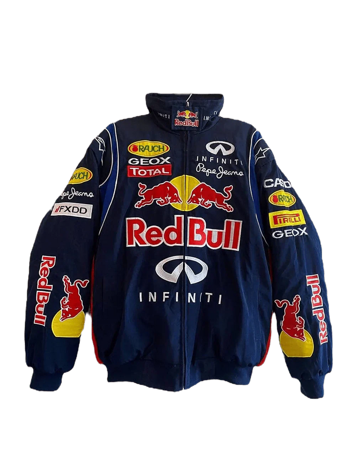"Stylische rote Damenjacke im sportlichen Design mit markantem Logo, vielseitig kombinierbar und komfortabel."