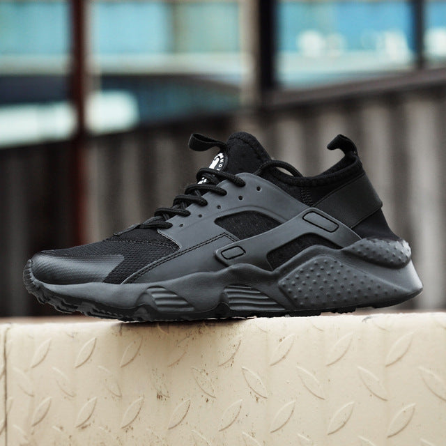 "Stylische Sommer-Sneaker im Huarache-Design, leicht und atmungsaktiv, perfekt für warme Tage und verschiedene Outfits."