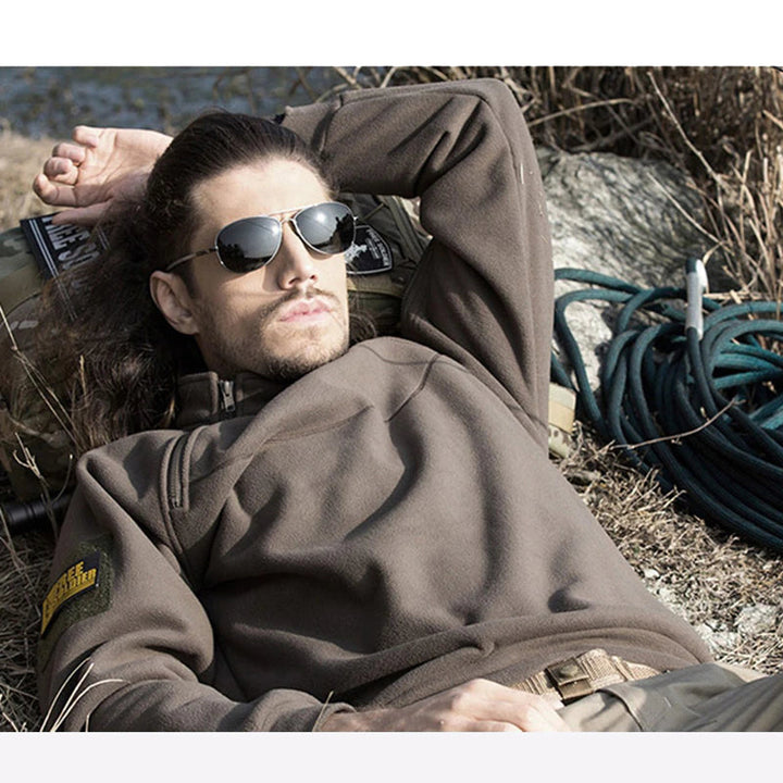 "Taktischer Herren Fleece Pullover, winddicht, stilvoll mit diebstahlsicheren Taschen, ideal für kalte, windige Tage."