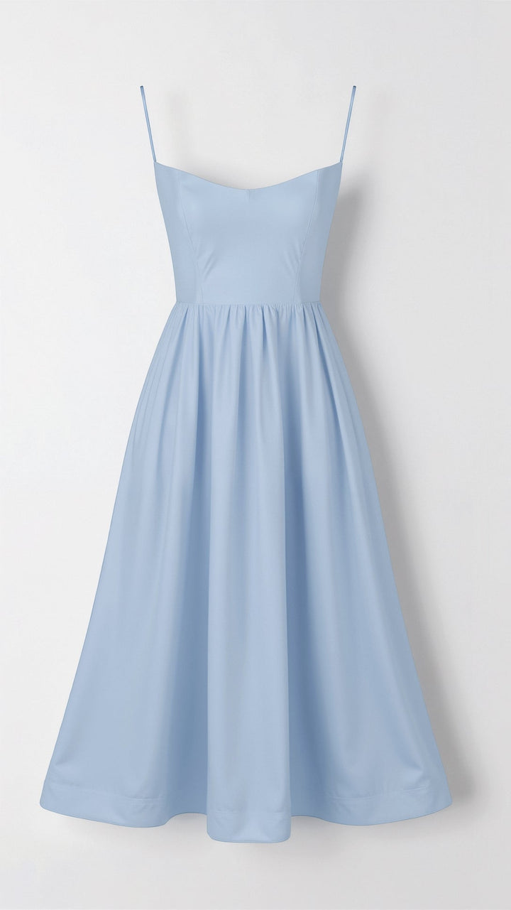 "Tamera Fließendes Midikleid, elegantes Design, hellblau, Midi-Länge, leichter Stoff, feminin und stilvoll."
