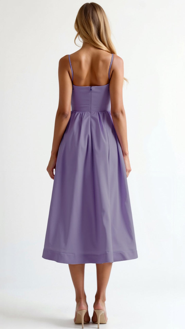 "Tamera Fließendes Midikleid, elegantes Design, hellblau, Midi-Länge, leichter Stoff, feminin und stilvoll."