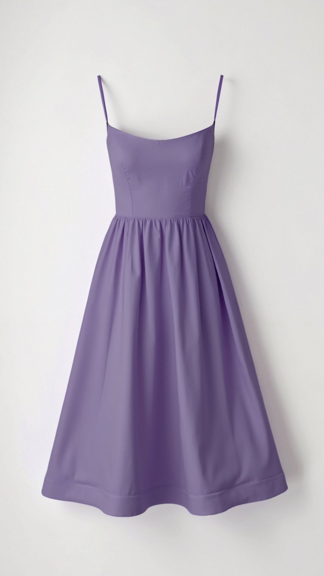 "Tamera Fließendes Midikleid, elegantes Design, hellblau, Midi-Länge, leichter Stoff, feminin und stilvoll."