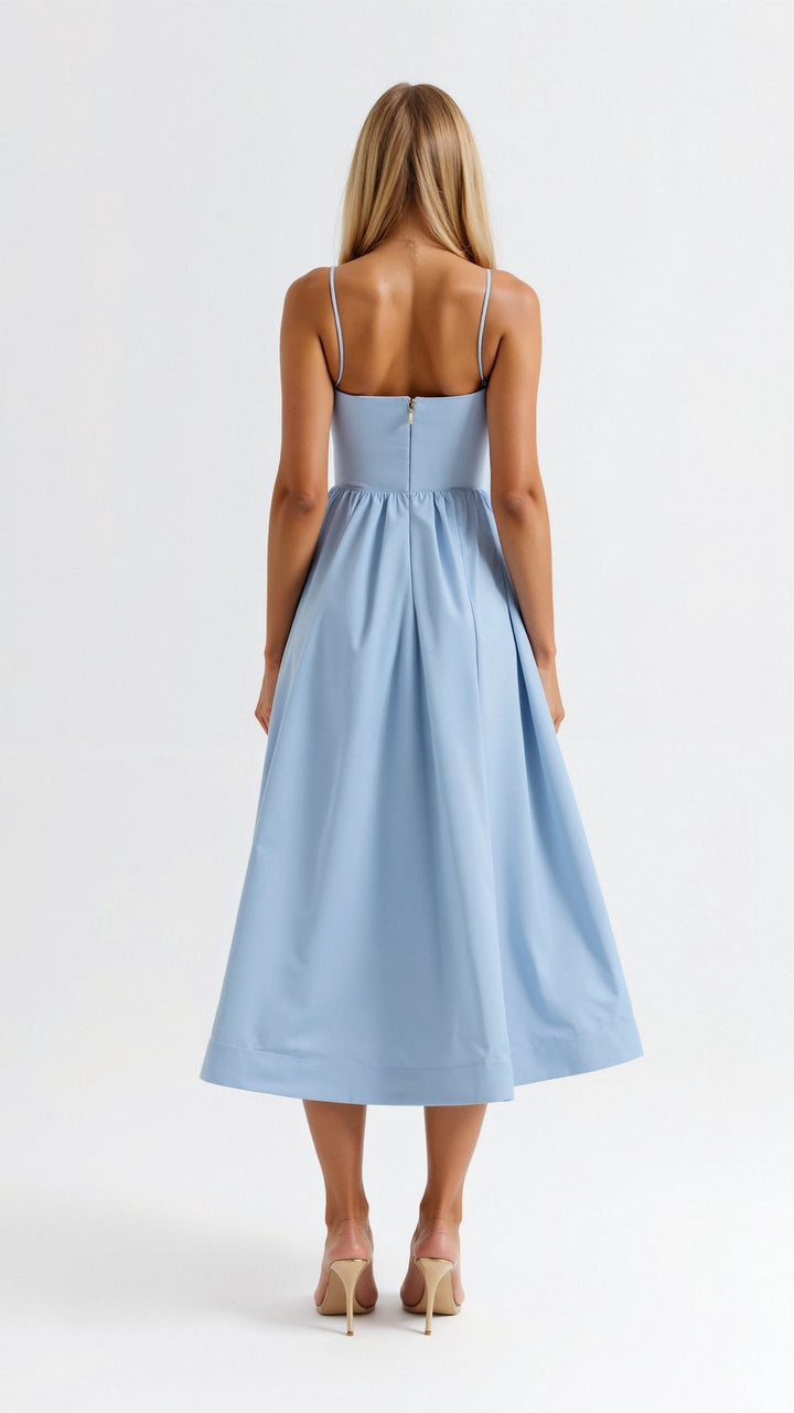 "Tamera Fließendes Midikleid, elegantes Design, hellblau, Midi-Länge, leichter Stoff, feminin und stilvoll."