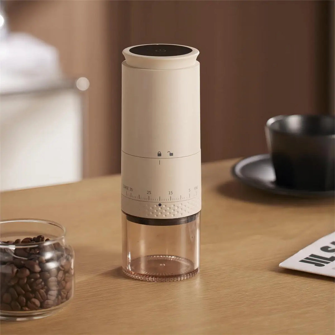 Tragbare elektrische Kaffeemühle mit einstellbarem Mahlgrad, Edelstahl-Mahlwerk, kompakt und kabellos für frischen Kaffee.