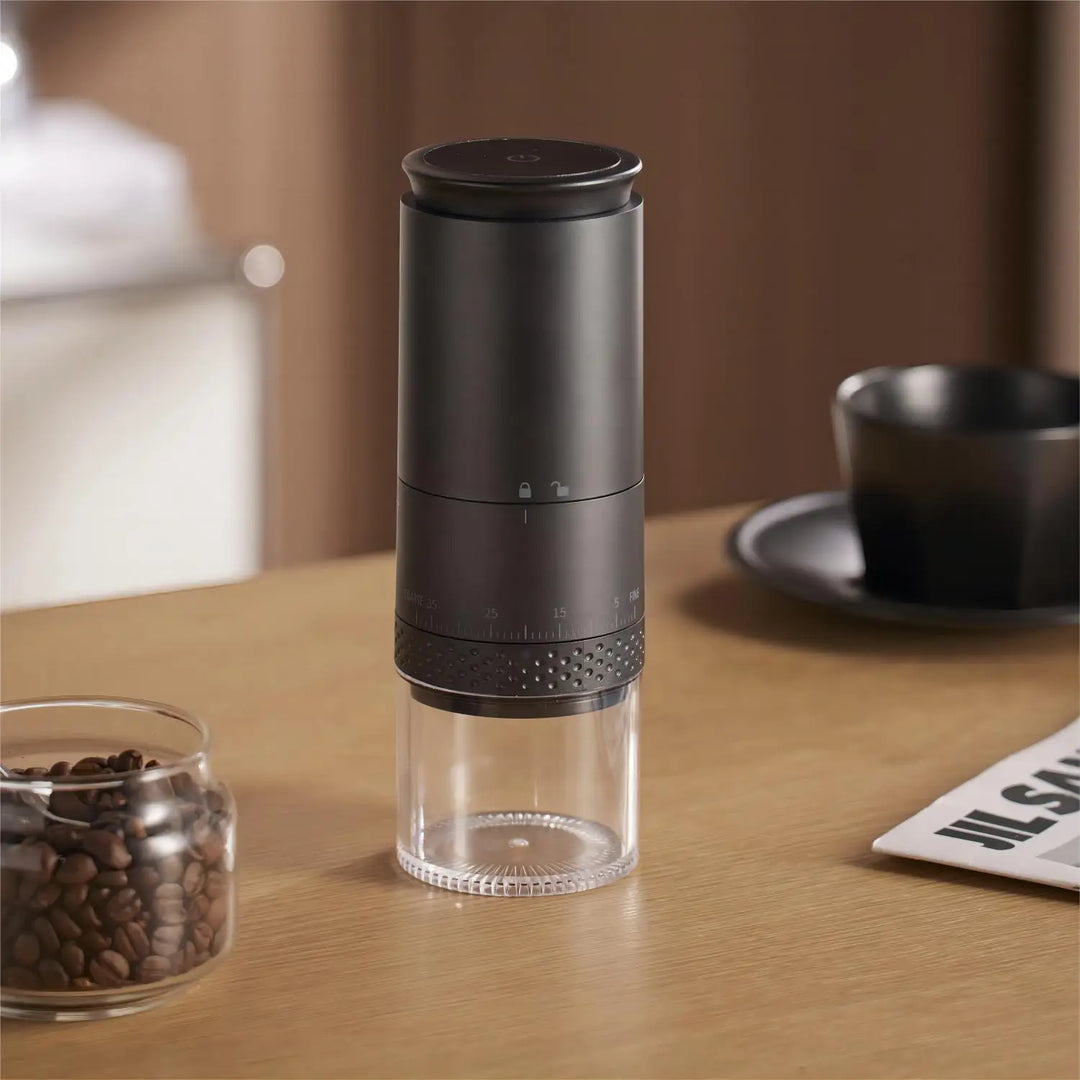 Tragbare elektrische Kaffeemühle mit einstellbarem Mahlgrad, Edelstahl-Mahlwerk, kompakt und kabellos für frischen Kaffee.