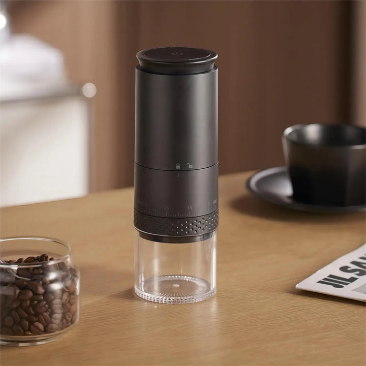 Tragbare elektrische Kaffeemühle mit einstellbarem Mahlgrad, Edelstahl-Mahlwerk, kompakt und kabellos für frischen Kaffee.