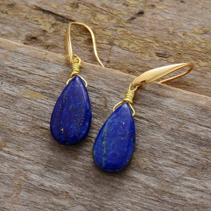 "Tropfenförmige, tiefblaue Lapis-Ohrringe aus Naturstein und vergoldetem Silber, elegant handgefertigter Schmuck."