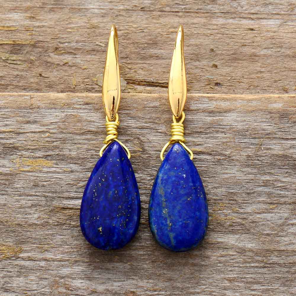 "Tropfenförmige, tiefblaue Lapis-Ohrringe aus Naturstein und vergoldetem Silber, elegant handgefertigter Schmuck."