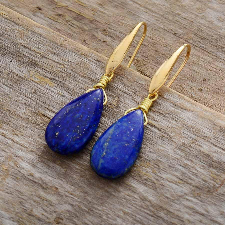 "Tropfenförmige, tiefblaue Lapis-Ohrringe aus Naturstein und vergoldetem Silber, elegant handgefertigter Schmuck."