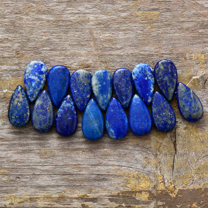 "Tropfenförmige, tiefblaue Lapis-Ohrringe aus Naturstein und vergoldetem Silber, elegant handgefertigter Schmuck."