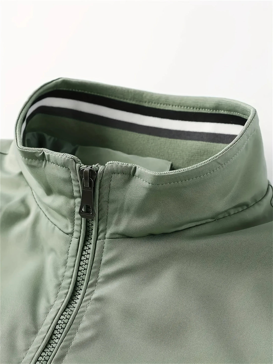 "Übergangsjacke Herren aus Leder, sportlich-elegant, in Armeegrün, mit schützendem Kragen und praktischen Taschen."