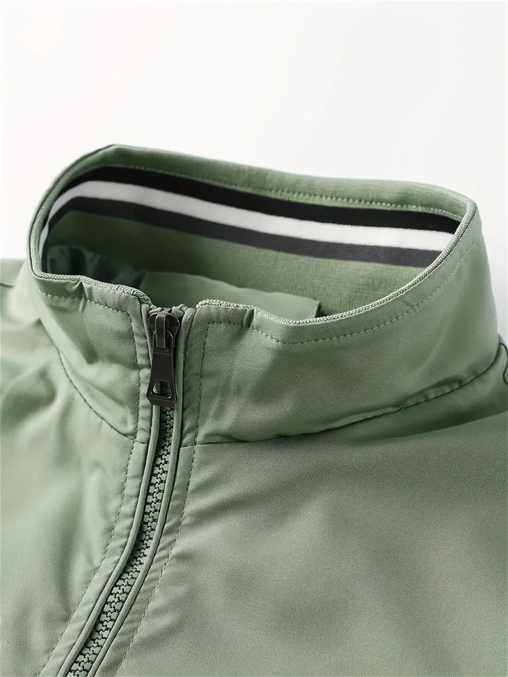 "Übergangsjacke Herren aus Leder, sportlich-elegant, in Armeegrün, mit schützendem Kragen und praktischen Taschen."