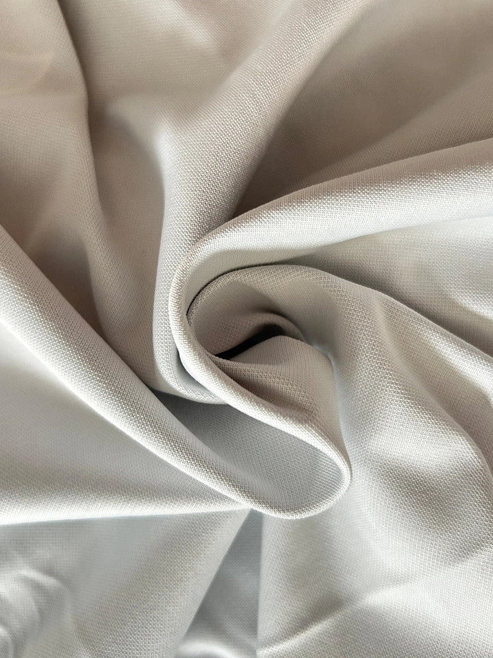 "Übergangsjacke Herren aus Leder, sportlich-elegant, in Armeegrün, mit schützendem Kragen und praktischen Taschen."