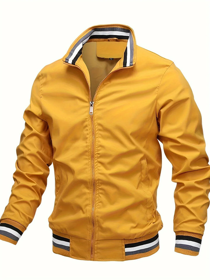 "Übergangsjacke Herren aus Leder, sportlich-elegant, in Armeegrün, mit schützendem Kragen und praktischen Taschen."