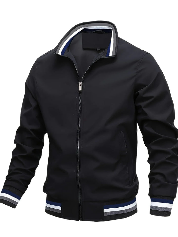 "Übergangsjacke Herren aus Leder, sportlich-elegant, in Armeegrün, mit schützendem Kragen und praktischen Taschen."