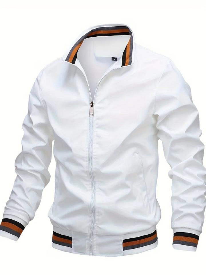 "Übergangsjacke Herren aus Leder, sportlich-elegant, in Armeegrün, mit schützendem Kragen und praktischen Taschen."